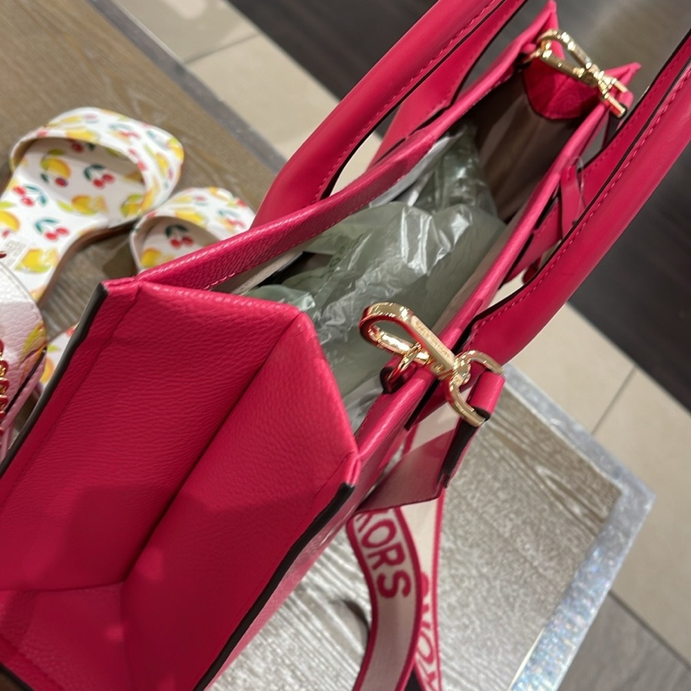 Michael Kors Mirella Medium East West Pebbled Leather Tote Shopper Bag MK EW
NWT - Picture 5 of 16